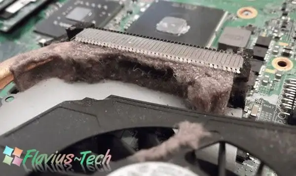 Praf-adunat-pe-aerisirea-laptopului